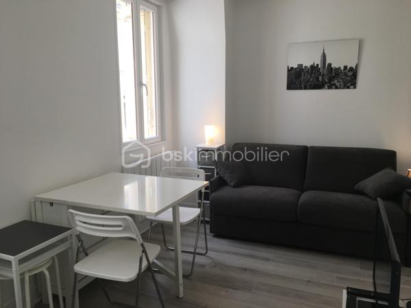Au cœur du recherché quartier Saint-Augustin, studio meublé de 16 m² entièrement rénové, situé au 4ème et dernier étage (sans ascenseur) d'un bel immeuble haussmannien du boulevard Malesherbes. Donnant sur une cour intérieure paisible, il offre un environnement très calme et lumineux en plein Paris.
Emplacement privilégié

Métro Saint-Augustin à 6 min à pied, Gare Saint-Lazare à 9 min
À proximité immédiate des Galeries Lafayette et du Printemps
Accès rapide aux lignes 9, 12, 13, 14, Transilien et RER E

Rénovation complète (2018), mobilier et électroménager récents (2017)
Isolation renforcée : double vitrage neuf + isolation plafond
Immeuble sécurisé

Cuisine équipée, plan de travail granit (induction, hotte, micro-ondes, réfrigérateur)
Lave-linge intégré
Salle d'eau avec WC
Canapé-lit haut de gamme Maison de la Literie (140 x 200) avec matelas confortable
Grand placard penderie, télévision Sony, fibre disponible

Chauffage et eau chaude individuels électriques
DPE : Classe E mais depuis le diagnostic, l'isolation du plafond a été refaite donc une mise à jour sera effectuée. 

Studio libre de locataire ( départ en septembre 2026) , précédemment loué 950 € charges comprises, offrant un excellent rendement dans l'un des secteurs les plus recherchés de Paris.
Idéal pour un pied-à-terre parisien ou un investissement patrimonial

Contactez-moi
Dispo 7/7