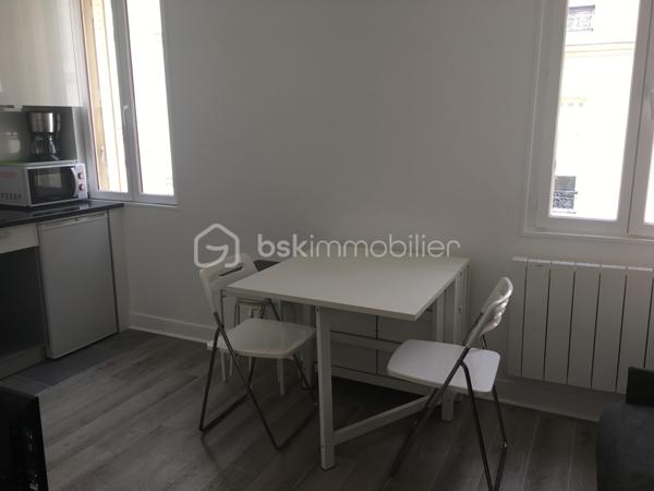 Au cœur du recherché quartier Saint-Augustin, studio meublé de 16 m² entièrement rénové, situé au 4ème et dernier étage (sans ascenseur) d'un bel immeuble haussmannien du boulevard Malesherbes. Donnant sur une cour intérieure paisible, il offre un environnement très calme et lumineux en plein Paris.
Emplacement privilégié

Métro Saint-Augustin à 6 min à pied, Gare Saint-Lazare à 9 min
À proximité immédiate des Galeries Lafayette et du Printemps
Accès rapide aux lignes 9, 12, 13, 14, Transilien et RER E

Rénovation complète (2018), mobilier et électroménager récents (2017)
Isolation renforcée : double vitrage neuf + isolation plafond
Immeuble sécurisé

Cuisine équipée, plan de travail granit (induction, hotte, micro-ondes, réfrigérateur)
Lave-linge intégré
Salle d'eau avec WC
Canapé-lit haut de gamme Maison de la Literie (140 x 200) avec matelas confortable
Grand placard penderie, télévision Sony, fibre disponible

Chauffage et eau chaude individuels électriques
DPE : Classe E mais depuis le diagnostic, l'isolation du plafond a été refaite donc une mise à jour sera effectuée. 

Studio libre de locataire ( départ en septembre 2026) , précédemment loué 950 € charges comprises, offrant un excellent rendement dans l'un des secteurs les plus recherchés de Paris.
Idéal pour un pied-à-terre parisien ou un investissement patrimonial

Contactez-moi
Dispo 7/7