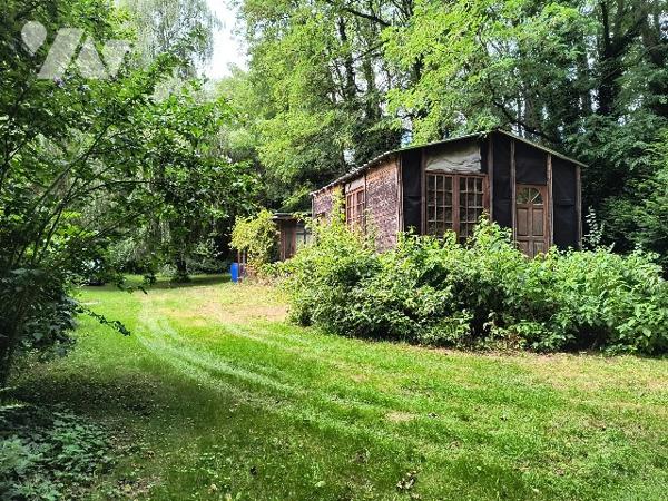 BEAU TERRAIN AVEC PLAN D'EAU ET DEPENDANCES AU CALME, A L'ABRI DES REGARDS