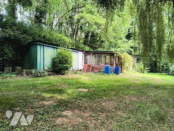 BEAU TERRAIN AVEC PLAN D'EAU ET DEPENDANCES AU CALME, A L'ABRI DES REGARDS
