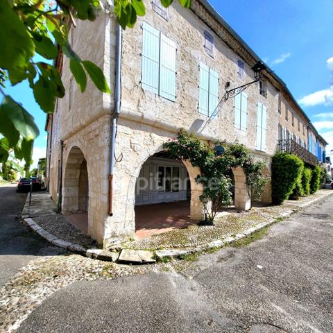 Bel immeuble en pierre à terminer de restaurer en plein coeur de SAINT CLAR (32)