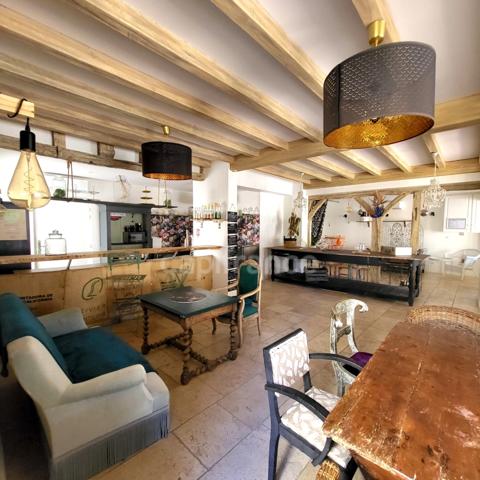 Bel immeuble en pierre à terminer de restaurer en plein coeur de SAINT CLAR (32)