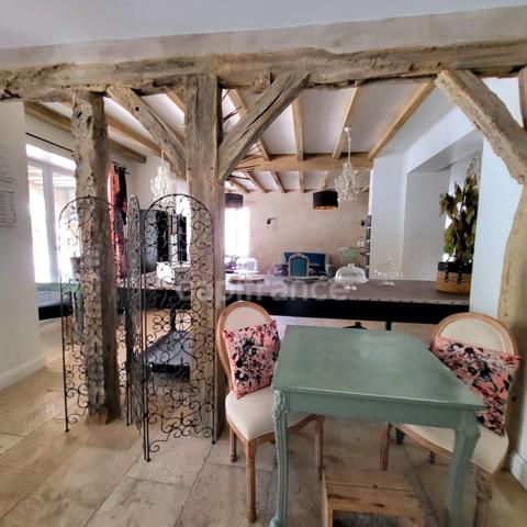 Bel immeuble en pierre à terminer de restaurer en plein coeur de SAINT CLAR (32)