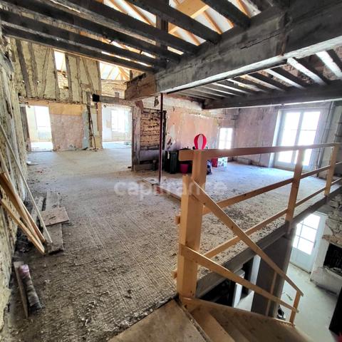 Bel immeuble en pierre à terminer de restaurer en plein coeur de SAINT CLAR (32)