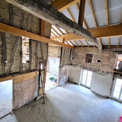 Bel immeuble en pierre à terminer de restaurer en plein coeur de SAINT CLAR (32)