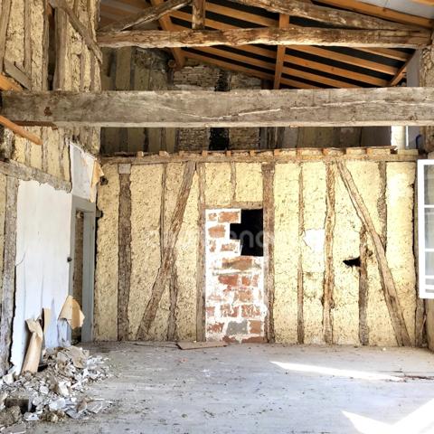 Bel immeuble en pierre à terminer de restaurer en plein coeur de SAINT CLAR (32)