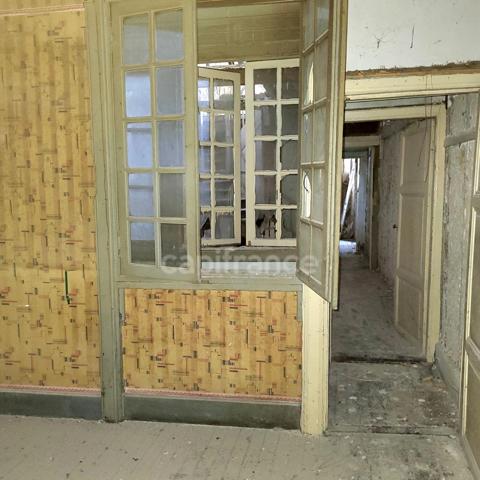 Bel immeuble en pierre à terminer de restaurer en plein coeur de SAINT CLAR (32)