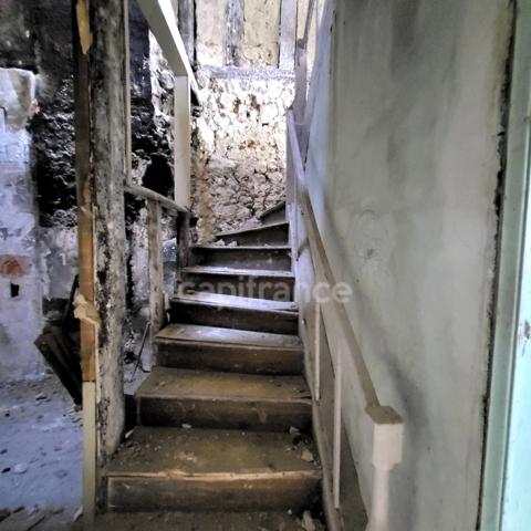 Bel immeuble en pierre à terminer de restaurer en plein coeur de SAINT CLAR (32)