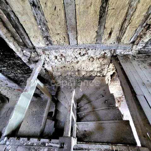 Bel immeuble en pierre à terminer de restaurer en plein coeur de SAINT CLAR (32)