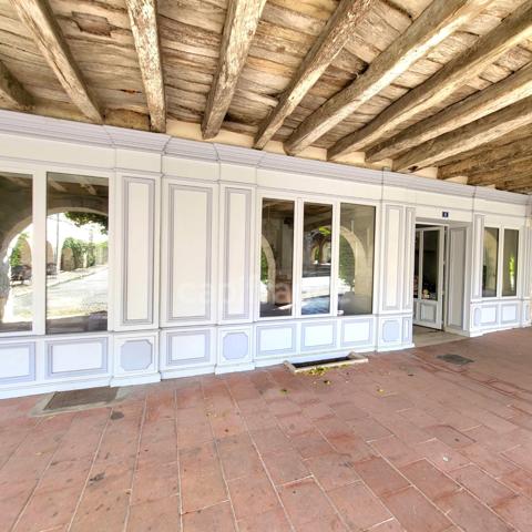 Bel immeuble en pierre à terminer de restaurer en plein coeur de SAINT CLAR (32)