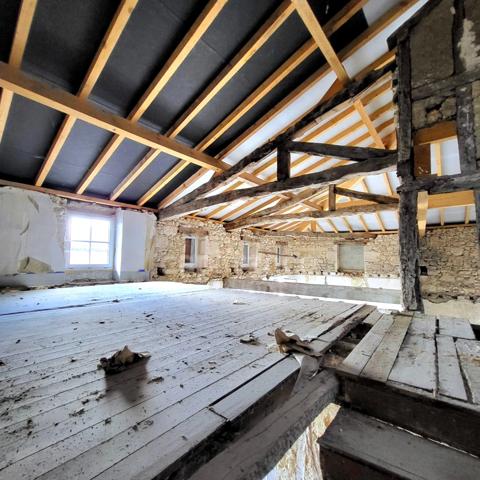 Bel immeuble en pierre à terminer de restaurer en plein coeur de SAINT CLAR (32)