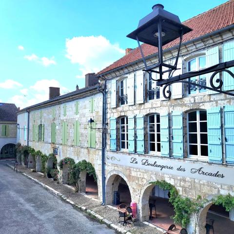 Bel immeuble en pierre à terminer de restaurer en plein coeur de SAINT CLAR (32)