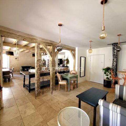 Bel immeuble en pierre à terminer de restaurer en plein coeur de SAINT CLAR (32)