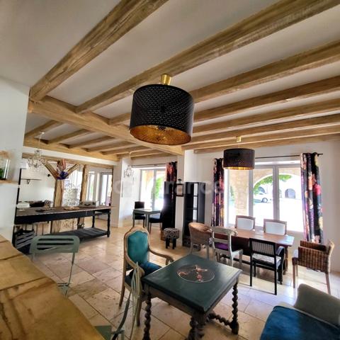 Bel immeuble en pierre à terminer de restaurer en plein coeur de SAINT CLAR (32)