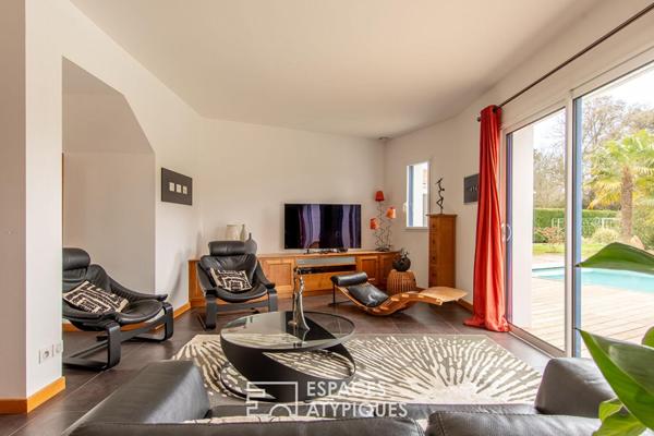 Maison d’architecte sous la pinède, proche littoral