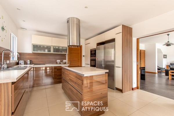 Maison d’architecte sous la pinède, proche littoral