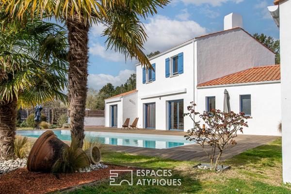 Maison d’architecte sous la pinède, proche littoral