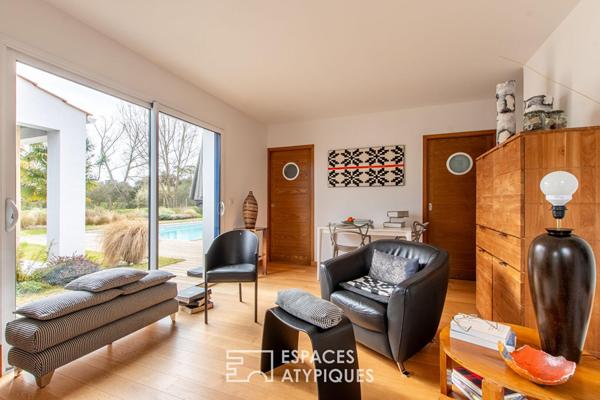 Maison d’architecte sous la pinède, proche littoral