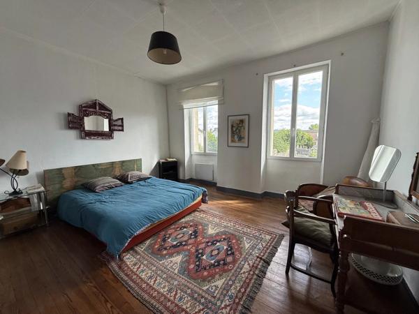 Grande maison familiale avec local commercial