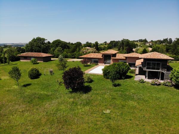 Maison d’architecte avec vue panoramique et piscine