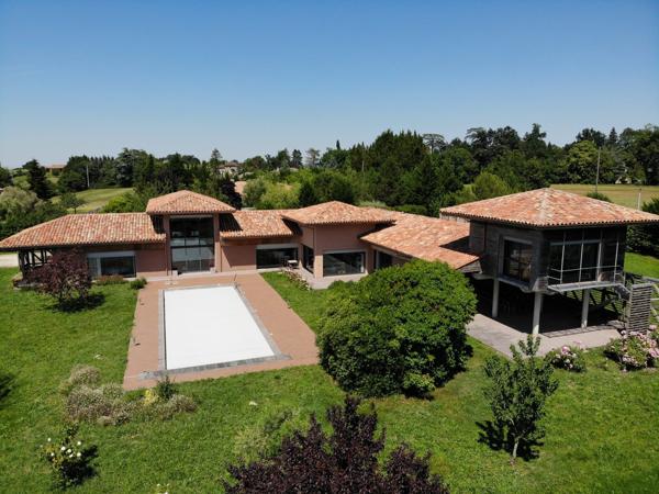 Maison d’architecte avec vue panoramique et piscine