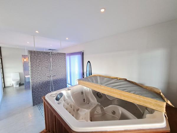 Maison d’architecte avec vue panoramique et piscine