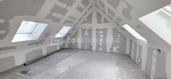 Appartement T4 rénové - Saint-Nazaire - 800m du  Front du Mer
Dernier étage • 52 m² Carrez / 70 m² au sol • Lumineux

Découvrez ce bel appartement entièrement refait à neuf, situé au dernier étage d'une résidence dans un quartier calme, à proximité du front de mer de Saint-Nazaire.

Dès l'entrée, vous serez séduit par sa luminosité et son agencement optimisé. Il se compose d'une agréable pièce de vie avec cuisine équipée ouverte, de 3 chambres, d'une salle de bains et de WC.

Les atouts :
Dernier étage
52 m² Carrez (70 m² au sol)
Entièrement rénové
Cuisine équipée
3 chambres
Chauffage électrique

Quartier calme, proche Ruban bleu et commodités
Un bien idéal pour un premier achat ou un investissement locatif.

Contactez-moi pour organiser une visite