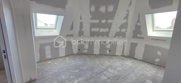 Appartement T4 rénové - Saint-Nazaire - 800m du  Front du Mer
Dernier étage • 52 m² Carrez / 70 m² au sol • Lumineux

Découvrez ce bel appartement entièrement refait à neuf, situé au dernier étage d'une résidence dans un quartier calme, à proximité du front de mer de Saint-Nazaire.

Dès l'entrée, vous serez séduit par sa luminosité et son agencement optimisé. Il se compose d'une agréable pièce de vie avec cuisine équipée ouverte, de 3 chambres, d'une salle de bains et de WC.

Les atouts :
Dernier étage
52 m² Carrez (70 m² au sol)
Entièrement rénové
Cuisine équipée
3 chambres
Chauffage électrique

Quartier calme, proche Ruban bleu et commodités
Un bien idéal pour un premier achat ou un investissement locatif.

Contactez-moi pour organiser une visite