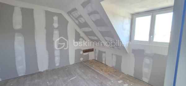 Appartement T4 rénové - Saint-Nazaire - 800m du  Front du Mer
Dernier étage • 52 m² Carrez / 70 m² au sol • Lumineux

Découvrez ce bel appartement entièrement refait à neuf, situé au dernier étage d'une résidence dans un quartier calme, à proximité du front de mer de Saint-Nazaire.

Dès l'entrée, vous serez séduit par sa luminosité et son agencement optimisé. Il se compose d'une agréable pièce de vie avec cuisine équipée ouverte, de 3 chambres, d'une salle de bains et de WC.

Les atouts :
Dernier étage
52 m² Carrez (70 m² au sol)
Entièrement rénové
Cuisine équipée
3 chambres
Chauffage électrique

Quartier calme, proche Ruban bleu et commodités
Un bien idéal pour un premier achat ou un investissement locatif.

Contactez-moi pour organiser une visite