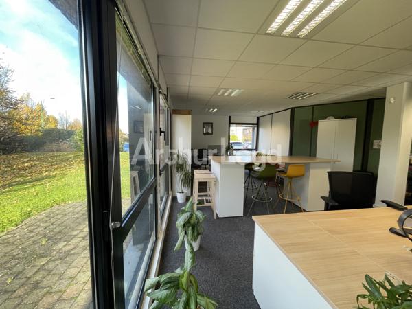 Bureau à louer à Wambrechies avec terrasse privative et environnement verdoyant