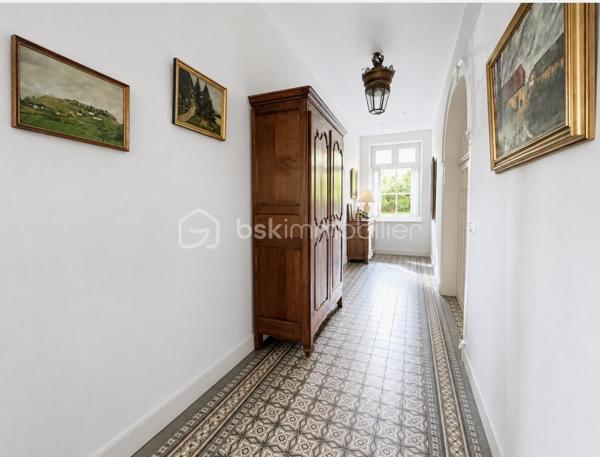 ENSEMBLE IMMOBILIER AVEC RENTABILITÉ LOCATIVE IMMÉDIATE 

Cet ensemble immobilier , composé d'une maison d'habitation de caractère  , de deux appartements loués et de boxs de stockage, vous séduira par son charme et son potentiel !

La maison d'habitation, idéale pour une famille nombreuse, a su conserver le charme de l'ancien et dispose de superbes volumes !
Au rez de chaussée, les deux halls d'entrée desservent une spacieuse cuisine aménagée et équipée donnant sur un joli jardin, une grande pièce de vie de  60 m2 , un  petit salon , une  salle à manger avec cheminée à foyer ouvert  et un  bureau.
L'espace nuit se situe au premier étage avec cinq grandes chambres parquetées, ainsi qu'une salle de bain mixte et une lingerie.
Le second étage a été aménagé en une grande salle de 80 m2 qui pourra faire office de salle de jeux ou salle de réception.

Cet ensemble vous offre une RENTABILITE LOCATIVE IMMEDIATE de  33 000 euros / an grâce à un bâtiment composé de  35 boxs de stockage et deux appartements ( un T2 et un T1) , tous dejà  loués, 
Vous pourrez également aménager des boxs supplémentaires.

L'extérieur se compose d'une grande cour en macadam et d'un jardin  de + 1000 m2 , totalement clôturé.

Cet ensemble dispose de prestations qualitatives ( chauffage au gaz de ville, menuiseries PVC double vitrage, adoucisseur ...) et vous permettra de bénéficier des  commodités de la commune ( commerces, école, collège ....) à proximité.

À seulement 1h30 en train de Paris, 20 mins de Saint Quentin et 40 mins de Cambrai, ce bien est une vraie opportunité pour un  projet de vie durable .

CONTACTEZ MOI POUR UNE VISITE !