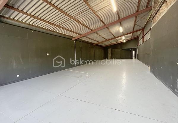 ENSEMBLE IMMOBILIER AVEC RENTABILITÉ LOCATIVE IMMÉDIATE 

Cet ensemble immobilier , composé d'une maison d'habitation de caractère  , de deux appartements loués et de boxs de stockage, vous séduira par son charme et son potentiel !

La maison d'habitation, idéale pour une famille nombreuse, a su conserver le charme de l'ancien et dispose de superbes volumes !
Au rez de chaussée, les deux halls d'entrée desservent une spacieuse cuisine aménagée et équipée donnant sur un joli jardin, une grande pièce de vie de  60 m2 , un  petit salon , une  salle à manger avec cheminée à foyer ouvert  et un  bureau.
L'espace nuit se situe au premier étage avec cinq grandes chambres parquetées, ainsi qu'une salle de bain mixte et une lingerie.
Le second étage a été aménagé en une grande salle de 80 m2 qui pourra faire office de salle de jeux ou salle de réception.

Cet ensemble vous offre une RENTABILITE LOCATIVE IMMEDIATE de  33 000 euros / an grâce à un bâtiment composé de  35 boxs de stockage et deux appartements ( un T2 et un T1) , tous dejà  loués, 
Vous pourrez également aménager des boxs supplémentaires.

L'extérieur se compose d'une grande cour en macadam et d'un jardin  de + 1000 m2 , totalement clôturé.

Cet ensemble dispose de prestations qualitatives ( chauffage au gaz de ville, menuiseries PVC double vitrage, adoucisseur ...) et vous permettra de bénéficier des  commodités de la commune ( commerces, école, collège ....) à proximité.

À seulement 1h30 en train de Paris, 20 mins de Saint Quentin et 40 mins de Cambrai, ce bien est une vraie opportunité pour un  projet de vie durable .

CONTACTEZ MOI POUR UNE VISITE !