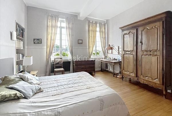 ENSEMBLE IMMOBILIER AVEC RENTABILITÉ LOCATIVE IMMÉDIATE 

Cet ensemble immobilier , composé d'une maison d'habitation de caractère  , de deux appartements loués et de boxs de stockage, vous séduira par son charme et son potentiel !

La maison d'habitation, idéale pour une famille nombreuse, a su conserver le charme de l'ancien et dispose de superbes volumes !
Au rez de chaussée, les deux halls d'entrée desservent une spacieuse cuisine aménagée et équipée donnant sur un joli jardin, une grande pièce de vie de  60 m2 , un  petit salon , une  salle à manger avec cheminée à foyer ouvert  et un  bureau.
L'espace nuit se situe au premier étage avec cinq grandes chambres parquetées, ainsi qu'une salle de bain mixte et une lingerie.
Le second étage a été aménagé en une grande salle de 80 m2 qui pourra faire office de salle de jeux ou salle de réception.

Cet ensemble vous offre une RENTABILITE LOCATIVE IMMEDIATE de  33 000 euros / an grâce à un bâtiment composé de  35 boxs de stockage et deux appartements ( un T2 et un T1) , tous dejà  loués, 
Vous pourrez également aménager des boxs supplémentaires.

L'extérieur se compose d'une grande cour en macadam et d'un jardin  de + 1000 m2 , totalement clôturé.

Cet ensemble dispose de prestations qualitatives ( chauffage au gaz de ville, menuiseries PVC double vitrage, adoucisseur ...) et vous permettra de bénéficier des  commodités de la commune ( commerces, école, collège ....) à proximité.

À seulement 1h30 en train de Paris, 20 mins de Saint Quentin et 40 mins de Cambrai, ce bien est une vraie opportunité pour un  projet de vie durable .

CONTACTEZ MOI POUR UNE VISITE !