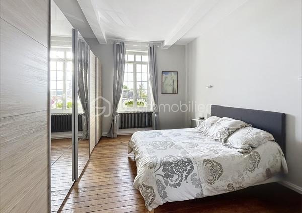 ENSEMBLE IMMOBILIER AVEC RENTABILITÉ LOCATIVE IMMÉDIATE 

Cet ensemble immobilier , composé d'une maison d'habitation de caractère  , de deux appartements loués et de boxs de stockage, vous séduira par son charme et son potentiel !

La maison d'habitation, idéale pour une famille nombreuse, a su conserver le charme de l'ancien et dispose de superbes volumes !
Au rez de chaussée, les deux halls d'entrée desservent une spacieuse cuisine aménagée et équipée donnant sur un joli jardin, une grande pièce de vie de  60 m2 , un  petit salon , une  salle à manger avec cheminée à foyer ouvert  et un  bureau.
L'espace nuit se situe au premier étage avec cinq grandes chambres parquetées, ainsi qu'une salle de bain mixte et une lingerie.
Le second étage a été aménagé en une grande salle de 80 m2 qui pourra faire office de salle de jeux ou salle de réception.

Cet ensemble vous offre une RENTABILITE LOCATIVE IMMEDIATE de  33 000 euros / an grâce à un bâtiment composé de  35 boxs de stockage et deux appartements ( un T2 et un T1) , tous dejà  loués, 
Vous pourrez également aménager des boxs supplémentaires.

L'extérieur se compose d'une grande cour en macadam et d'un jardin  de + 1000 m2 , totalement clôturé.

Cet ensemble dispose de prestations qualitatives ( chauffage au gaz de ville, menuiseries PVC double vitrage, adoucisseur ...) et vous permettra de bénéficier des  commodités de la commune ( commerces, école, collège ....) à proximité.

À seulement 1h30 en train de Paris, 20 mins de Saint Quentin et 40 mins de Cambrai, ce bien est une vraie opportunité pour un  projet de vie durable .

CONTACTEZ MOI POUR UNE VISITE !