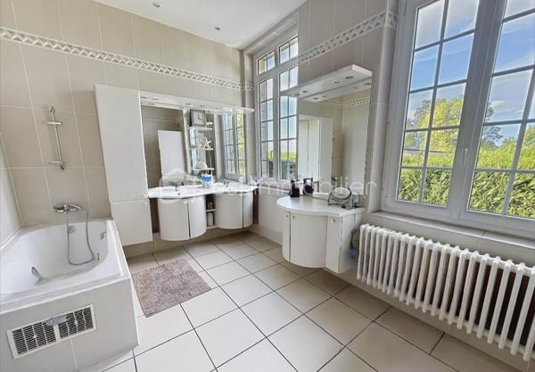 ENSEMBLE IMMOBILIER AVEC RENTABILITÉ LOCATIVE IMMÉDIATE 

Cet ensemble immobilier , composé d'une maison d'habitation de caractère  , de deux appartements loués et de boxs de stockage, vous séduira par son charme et son potentiel !

La maison d'habitation, idéale pour une famille nombreuse, a su conserver le charme de l'ancien et dispose de superbes volumes !
Au rez de chaussée, les deux halls d'entrée desservent une spacieuse cuisine aménagée et équipée donnant sur un joli jardin, une grande pièce de vie de  60 m2 , un  petit salon , une  salle à manger avec cheminée à foyer ouvert  et un  bureau.
L'espace nuit se situe au premier étage avec cinq grandes chambres parquetées, ainsi qu'une salle de bain mixte et une lingerie.
Le second étage a été aménagé en une grande salle de 80 m2 qui pourra faire office de salle de jeux ou salle de réception.

Cet ensemble vous offre une RENTABILITE LOCATIVE IMMEDIATE de  33 000 euros / an grâce à un bâtiment composé de  35 boxs de stockage et deux appartements ( un T2 et un T1) , tous dejà  loués, 
Vous pourrez également aménager des boxs supplémentaires.

L'extérieur se compose d'une grande cour en macadam et d'un jardin  de + 1000 m2 , totalement clôturé.

Cet ensemble dispose de prestations qualitatives ( chauffage au gaz de ville, menuiseries PVC double vitrage, adoucisseur ...) et vous permettra de bénéficier des  commodités de la commune ( commerces, école, collège ....) à proximité.

À seulement 1h30 en train de Paris, 20 mins de Saint Quentin et 40 mins de Cambrai, ce bien est une vraie opportunité pour un  projet de vie durable .

CONTACTEZ MOI POUR UNE VISITE !