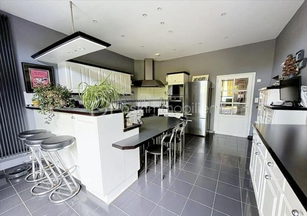 ENSEMBLE IMMOBILIER AVEC RENTABILITÉ LOCATIVE IMMÉDIATE 

Cet ensemble immobilier , composé d'une maison d'habitation de caractère  , de deux appartements loués et de boxs de stockage, vous séduira par son charme et son potentiel !

La maison d'habitation, idéale pour une famille nombreuse, a su conserver le charme de l'ancien et dispose de superbes volumes !
Au rez de chaussée, les deux halls d'entrée desservent une spacieuse cuisine aménagée et équipée donnant sur un joli jardin, une grande pièce de vie de  60 m2 , un  petit salon , une  salle à manger avec cheminée à foyer ouvert  et un  bureau.
L'espace nuit se situe au premier étage avec cinq grandes chambres parquetées, ainsi qu'une salle de bain mixte et une lingerie.
Le second étage a été aménagé en une grande salle de 80 m2 qui pourra faire office de salle de jeux ou salle de réception.

Cet ensemble vous offre une RENTABILITE LOCATIVE IMMEDIATE de  33 000 euros / an grâce à un bâtiment composé de  35 boxs de stockage et deux appartements ( un T2 et un T1) , tous dejà  loués, 
Vous pourrez également aménager des boxs supplémentaires.

L'extérieur se compose d'une grande cour en macadam et d'un jardin  de + 1000 m2 , totalement clôturé.

Cet ensemble dispose de prestations qualitatives ( chauffage au gaz de ville, menuiseries PVC double vitrage, adoucisseur ...) et vous permettra de bénéficier des  commodités de la commune ( commerces, école, collège ....) à proximité.

À seulement 1h30 en train de Paris, 20 mins de Saint Quentin et 40 mins de Cambrai, ce bien est une vraie opportunité pour un  projet de vie durable .

CONTACTEZ MOI POUR UNE VISITE !