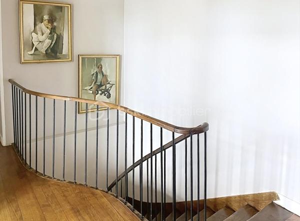 ENSEMBLE IMMOBILIER AVEC RENTABILITÉ LOCATIVE IMMÉDIATE 

Cet ensemble immobilier , composé d'une maison d'habitation de caractère  , de deux appartements loués et de boxs de stockage, vous séduira par son charme et son potentiel !

La maison d'habitation, idéale pour une famille nombreuse, a su conserver le charme de l'ancien et dispose de superbes volumes !
Au rez de chaussée, les deux halls d'entrée desservent une spacieuse cuisine aménagée et équipée donnant sur un joli jardin, une grande pièce de vie de  60 m2 , un  petit salon , une  salle à manger avec cheminée à foyer ouvert  et un  bureau.
L'espace nuit se situe au premier étage avec cinq grandes chambres parquetées, ainsi qu'une salle de bain mixte et une lingerie.
Le second étage a été aménagé en une grande salle de 80 m2 qui pourra faire office de salle de jeux ou salle de réception.

Cet ensemble vous offre une RENTABILITE LOCATIVE IMMEDIATE de  33 000 euros / an grâce à un bâtiment composé de  35 boxs de stockage et deux appartements ( un T2 et un T1) , tous dejà  loués, 
Vous pourrez également aménager des boxs supplémentaires.

L'extérieur se compose d'une grande cour en macadam et d'un jardin  de + 1000 m2 , totalement clôturé.

Cet ensemble dispose de prestations qualitatives ( chauffage au gaz de ville, menuiseries PVC double vitrage, adoucisseur ...) et vous permettra de bénéficier des  commodités de la commune ( commerces, école, collège ....) à proximité.

À seulement 1h30 en train de Paris, 20 mins de Saint Quentin et 40 mins de Cambrai, ce bien est une vraie opportunité pour un  projet de vie durable .

CONTACTEZ MOI POUR UNE VISITE !