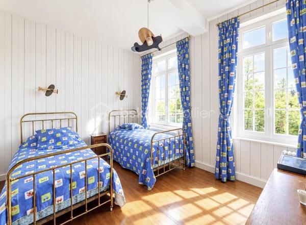 ENSEMBLE IMMOBILIER AVEC RENTABILITÉ LOCATIVE IMMÉDIATE 

Cet ensemble immobilier , composé d'une maison d'habitation de caractère  , de deux appartements loués et de boxs de stockage, vous séduira par son charme et son potentiel !

La maison d'habitation, idéale pour une famille nombreuse, a su conserver le charme de l'ancien et dispose de superbes volumes !
Au rez de chaussée, les deux halls d'entrée desservent une spacieuse cuisine aménagée et équipée donnant sur un joli jardin, une grande pièce de vie de  60 m2 , un  petit salon , une  salle à manger avec cheminée à foyer ouvert  et un  bureau.
L'espace nuit se situe au premier étage avec cinq grandes chambres parquetées, ainsi qu'une salle de bain mixte et une lingerie.
Le second étage a été aménagé en une grande salle de 80 m2 qui pourra faire office de salle de jeux ou salle de réception.

Cet ensemble vous offre une RENTABILITE LOCATIVE IMMEDIATE de  33 000 euros / an grâce à un bâtiment composé de  35 boxs de stockage et deux appartements ( un T2 et un T1) , tous dejà  loués, 
Vous pourrez également aménager des boxs supplémentaires.

L'extérieur se compose d'une grande cour en macadam et d'un jardin  de + 1000 m2 , totalement clôturé.

Cet ensemble dispose de prestations qualitatives ( chauffage au gaz de ville, menuiseries PVC double vitrage, adoucisseur ...) et vous permettra de bénéficier des  commodités de la commune ( commerces, école, collège ....) à proximité.

À seulement 1h30 en train de Paris, 20 mins de Saint Quentin et 40 mins de Cambrai, ce bien est une vraie opportunité pour un  projet de vie durable .

CONTACTEZ MOI POUR UNE VISITE !