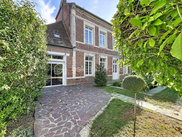 ENSEMBLE IMMOBILIER AVEC RENTABILITÉ LOCATIVE IMMÉDIATE 

Cet ensemble immobilier , composé d'une maison d'habitation de caractère  , de deux appartements loués et de boxs de stockage, vous séduira par son charme et son potentiel !

La maison d'habitation, idéale pour une famille nombreuse, a su conserver le charme de l'ancien et dispose de superbes volumes !
Au rez de chaussée, les deux halls d'entrée desservent une spacieuse cuisine aménagée et équipée donnant sur un joli jardin, une grande pièce de vie de  60 m2 , un  petit salon , une  salle à manger avec cheminée à foyer ouvert  et un  bureau.
L'espace nuit se situe au premier étage avec cinq grandes chambres parquetées, ainsi qu'une salle de bain mixte et une lingerie.
Le second étage a été aménagé en une grande salle de 80 m2 qui pourra faire office de salle de jeux ou salle de réception.

Cet ensemble vous offre une RENTABILITE LOCATIVE IMMEDIATE de  33 000 euros / an grâce à un bâtiment composé de  35 boxs de stockage et deux appartements ( un T2 et un T1) , tous dejà  loués, 
Vous pourrez également aménager des boxs supplémentaires.

L'extérieur se compose d'une grande cour en macadam et d'un jardin  de + 1000 m2 , totalement clôturé.

Cet ensemble dispose de prestations qualitatives ( chauffage au gaz de ville, menuiseries PVC double vitrage, adoucisseur ...) et vous permettra de bénéficier des  commodités de la commune ( commerces, école, collège ....) à proximité.

À seulement 1h30 en train de Paris, 20 mins de Saint Quentin et 40 mins de Cambrai, ce bien est une vraie opportunité pour un  projet de vie durable .

CONTACTEZ MOI POUR UNE VISITE !