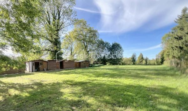 ENSEMBLE IMMOBILIER AVEC RENTABILITÉ LOCATIVE IMMÉDIATE 

Cet ensemble immobilier , composé d'une maison d'habitation de caractère  , de deux appartements loués et de boxs de stockage, vous séduira par son charme et son potentiel !

La maison d'habitation, idéale pour une famille nombreuse, a su conserver le charme de l'ancien et dispose de superbes volumes !
Au rez de chaussée, les deux halls d'entrée desservent une spacieuse cuisine aménagée et équipée donnant sur un joli jardin, une grande pièce de vie de  60 m2 , un  petit salon , une  salle à manger avec cheminée à foyer ouvert  et un  bureau.
L'espace nuit se situe au premier étage avec cinq grandes chambres parquetées, ainsi qu'une salle de bain mixte et une lingerie.
Le second étage a été aménagé en une grande salle de 80 m2 qui pourra faire office de salle de jeux ou salle de réception.

Cet ensemble vous offre une RENTABILITE LOCATIVE IMMEDIATE de  33 000 euros / an grâce à un bâtiment composé de  35 boxs de stockage et deux appartements ( un T2 et un T1) , tous dejà  loués, 
Vous pourrez également aménager des boxs supplémentaires.

L'extérieur se compose d'une grande cour en macadam et d'un jardin  de + 1000 m2 , totalement clôturé.

Cet ensemble dispose de prestations qualitatives ( chauffage au gaz de ville, menuiseries PVC double vitrage, adoucisseur ...) et vous permettra de bénéficier des  commodités de la commune ( commerces, école, collège ....) à proximité.

À seulement 1h30 en train de Paris, 20 mins de Saint Quentin et 40 mins de Cambrai, ce bien est une vraie opportunité pour un  projet de vie durable .

CONTACTEZ MOI POUR UNE VISITE !