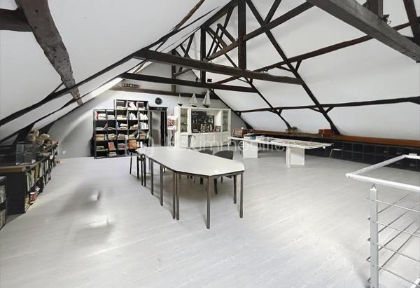 ENSEMBLE IMMOBILIER AVEC RENTABILITÉ LOCATIVE IMMÉDIATE 

Cet ensemble immobilier , composé d'une maison d'habitation de caractère  , de deux appartements loués et de boxs de stockage, vous séduira par son charme et son potentiel !

La maison d'habitation, idéale pour une famille nombreuse, a su conserver le charme de l'ancien et dispose de superbes volumes !
Au rez de chaussée, les deux halls d'entrée desservent une spacieuse cuisine aménagée et équipée donnant sur un joli jardin, une grande pièce de vie de  60 m2 , un  petit salon , une  salle à manger avec cheminée à foyer ouvert  et un  bureau.
L'espace nuit se situe au premier étage avec cinq grandes chambres parquetées, ainsi qu'une salle de bain mixte et une lingerie.
Le second étage a été aménagé en une grande salle de 80 m2 qui pourra faire office de salle de jeux ou salle de réception.

Cet ensemble vous offre une RENTABILITE LOCATIVE IMMEDIATE de  33 000 euros / an grâce à un bâtiment composé de  35 boxs de stockage et deux appartements ( un T2 et un T1) , tous dejà  loués, 
Vous pourrez également aménager des boxs supplémentaires.

L'extérieur se compose d'une grande cour en macadam et d'un jardin  de + 1000 m2 , totalement clôturé.

Cet ensemble dispose de prestations qualitatives ( chauffage au gaz de ville, menuiseries PVC double vitrage, adoucisseur ...) et vous permettra de bénéficier des  commodités de la commune ( commerces, école, collège ....) à proximité.

À seulement 1h30 en train de Paris, 20 mins de Saint Quentin et 40 mins de Cambrai, ce bien est une vraie opportunité pour un  projet de vie durable .

CONTACTEZ MOI POUR UNE VISITE !