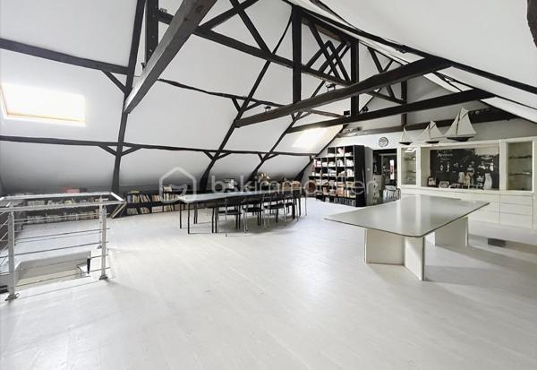 ENSEMBLE IMMOBILIER AVEC RENTABILITÉ LOCATIVE IMMÉDIATE 

Cet ensemble immobilier , composé d'une maison d'habitation de caractère  , de deux appartements loués et de boxs de stockage, vous séduira par son charme et son potentiel !

La maison d'habitation, idéale pour une famille nombreuse, a su conserver le charme de l'ancien et dispose de superbes volumes !
Au rez de chaussée, les deux halls d'entrée desservent une spacieuse cuisine aménagée et équipée donnant sur un joli jardin, une grande pièce de vie de  60 m2 , un  petit salon , une  salle à manger avec cheminée à foyer ouvert  et un  bureau.
L'espace nuit se situe au premier étage avec cinq grandes chambres parquetées, ainsi qu'une salle de bain mixte et une lingerie.
Le second étage a été aménagé en une grande salle de 80 m2 qui pourra faire office de salle de jeux ou salle de réception.

Cet ensemble vous offre une RENTABILITE LOCATIVE IMMEDIATE de  33 000 euros / an grâce à un bâtiment composé de  35 boxs de stockage et deux appartements ( un T2 et un T1) , tous dejà  loués, 
Vous pourrez également aménager des boxs supplémentaires.

L'extérieur se compose d'une grande cour en macadam et d'un jardin  de + 1000 m2 , totalement clôturé.

Cet ensemble dispose de prestations qualitatives ( chauffage au gaz de ville, menuiseries PVC double vitrage, adoucisseur ...) et vous permettra de bénéficier des  commodités de la commune ( commerces, école, collège ....) à proximité.

À seulement 1h30 en train de Paris, 20 mins de Saint Quentin et 40 mins de Cambrai, ce bien est une vraie opportunité pour un  projet de vie durable .

CONTACTEZ MOI POUR UNE VISITE !