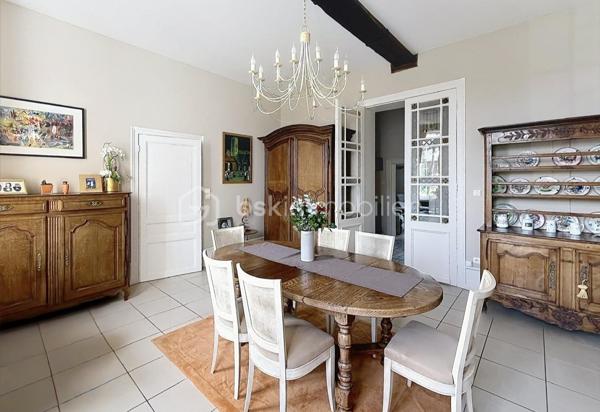 ENSEMBLE IMMOBILIER AVEC RENTABILITÉ LOCATIVE IMMÉDIATE 

Cet ensemble immobilier , composé d'une maison d'habitation de caractère  , de deux appartements loués et de boxs de stockage, vous séduira par son charme et son potentiel !

La maison d'habitation, idéale pour une famille nombreuse, a su conserver le charme de l'ancien et dispose de superbes volumes !
Au rez de chaussée, les deux halls d'entrée desservent une spacieuse cuisine aménagée et équipée donnant sur un joli jardin, une grande pièce de vie de  60 m2 , un  petit salon , une  salle à manger avec cheminée à foyer ouvert  et un  bureau.
L'espace nuit se situe au premier étage avec cinq grandes chambres parquetées, ainsi qu'une salle de bain mixte et une lingerie.
Le second étage a été aménagé en une grande salle de 80 m2 qui pourra faire office de salle de jeux ou salle de réception.

Cet ensemble vous offre une RENTABILITE LOCATIVE IMMEDIATE de  33 000 euros / an grâce à un bâtiment composé de  35 boxs de stockage et deux appartements ( un T2 et un T1) , tous dejà  loués, 
Vous pourrez également aménager des boxs supplémentaires.

L'extérieur se compose d'une grande cour en macadam et d'un jardin  de + 1000 m2 , totalement clôturé.

Cet ensemble dispose de prestations qualitatives ( chauffage au gaz de ville, menuiseries PVC double vitrage, adoucisseur ...) et vous permettra de bénéficier des  commodités de la commune ( commerces, école, collège ....) à proximité.

À seulement 1h30 en train de Paris, 20 mins de Saint Quentin et 40 mins de Cambrai, ce bien est une vraie opportunité pour un  projet de vie durable .

CONTACTEZ MOI POUR UNE VISITE !