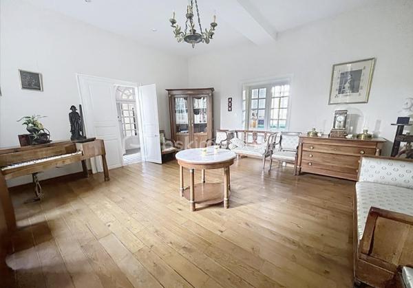 ENSEMBLE IMMOBILIER AVEC RENTABILITÉ LOCATIVE IMMÉDIATE 

Cet ensemble immobilier , composé d'une maison d'habitation de caractère  , de deux appartements loués et de boxs de stockage, vous séduira par son charme et son potentiel !

La maison d'habitation, idéale pour une famille nombreuse, a su conserver le charme de l'ancien et dispose de superbes volumes !
Au rez de chaussée, les deux halls d'entrée desservent une spacieuse cuisine aménagée et équipée donnant sur un joli jardin, une grande pièce de vie de  60 m2 , un  petit salon , une  salle à manger avec cheminée à foyer ouvert  et un  bureau.
L'espace nuit se situe au premier étage avec cinq grandes chambres parquetées, ainsi qu'une salle de bain mixte et une lingerie.
Le second étage a été aménagé en une grande salle de 80 m2 qui pourra faire office de salle de jeux ou salle de réception.

Cet ensemble vous offre une RENTABILITE LOCATIVE IMMEDIATE de  33 000 euros / an grâce à un bâtiment composé de  35 boxs de stockage et deux appartements ( un T2 et un T1) , tous dejà  loués, 
Vous pourrez également aménager des boxs supplémentaires.

L'extérieur se compose d'une grande cour en macadam et d'un jardin  de + 1000 m2 , totalement clôturé.

Cet ensemble dispose de prestations qualitatives ( chauffage au gaz de ville, menuiseries PVC double vitrage, adoucisseur ...) et vous permettra de bénéficier des  commodités de la commune ( commerces, école, collège ....) à proximité.

À seulement 1h30 en train de Paris, 20 mins de Saint Quentin et 40 mins de Cambrai, ce bien est une vraie opportunité pour un  projet de vie durable .

CONTACTEZ MOI POUR UNE VISITE !