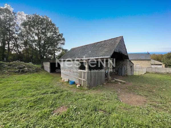 Terrain d'environ 2500 m² en campagne d'Elven avec longère à rénover
