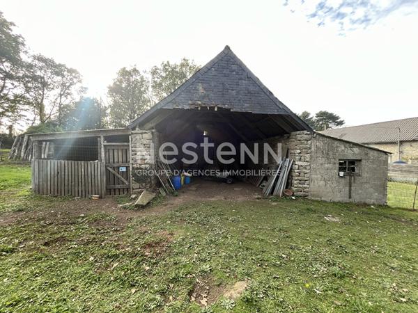 Terrain d'environ 2500 m² en campagne d'Elven avec longère à rénover