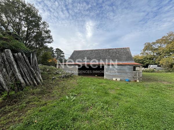 Terrain d'environ 2500 m² en campagne d'Elven avec longère à rénover