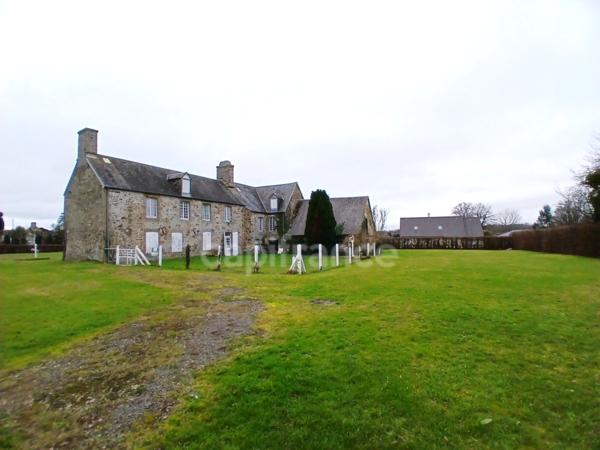 À vendre – Ancien presbytère à réinventer, 10 min de Vire Normandie.