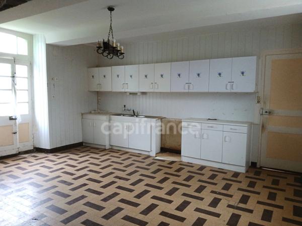 À vendre – Ancien presbytère à réinventer, 10 min de Vire Normandie.