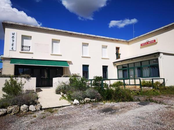 Jonzac (17500) Immeuble de 16 pièces d'environ 650 m² avec parking et jardin privatif